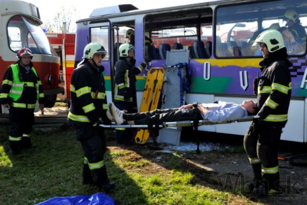 Simulovaná nehoda osobného vlaku s autobusom