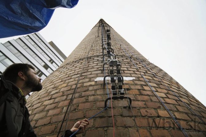 Slovenské roboty súťažili v lezení na komín