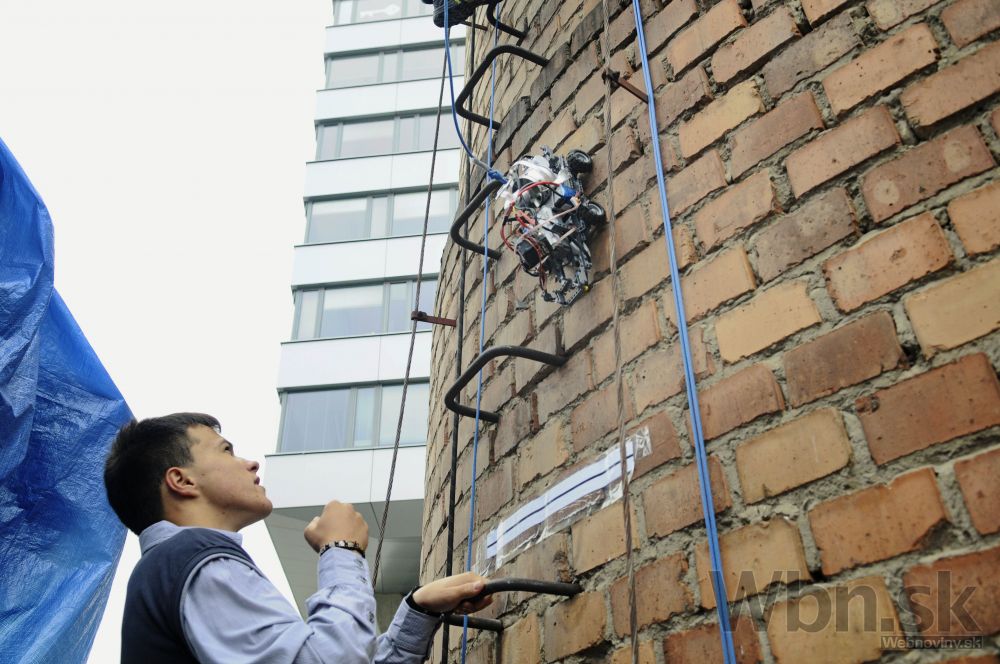 Slovenské roboty súťažili v lezení na komín