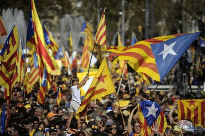 Španieli požadujú predčasné voľby, zhromaždili sa v uliciach Barcelony