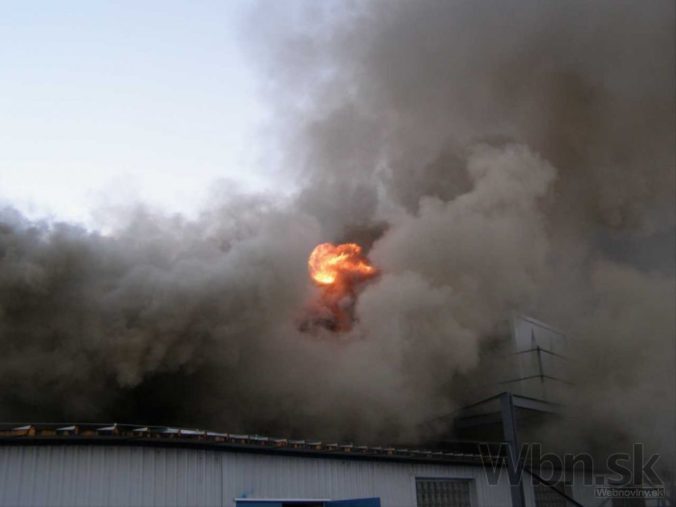 V Galante horela lakovňa, zasahovali dve desiatky hasičov