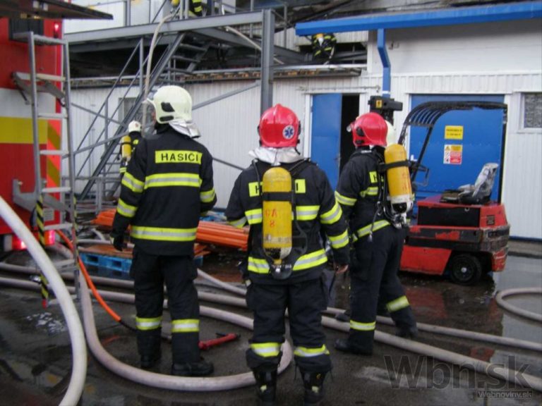 V Galante horela lakovňa, zasahovali dve desiatky hasičov