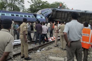 V Indii sa zrazili rýchliky, viac než desať ľudí prišlo o život
