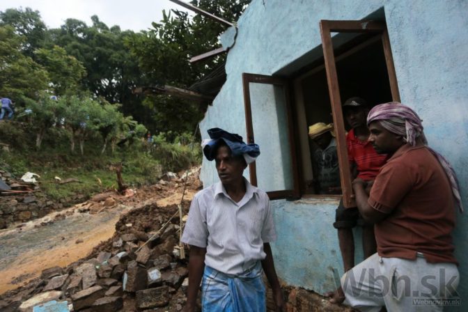 Zosuv pôdy na Srí Lanke pochoval desiatky ľudí