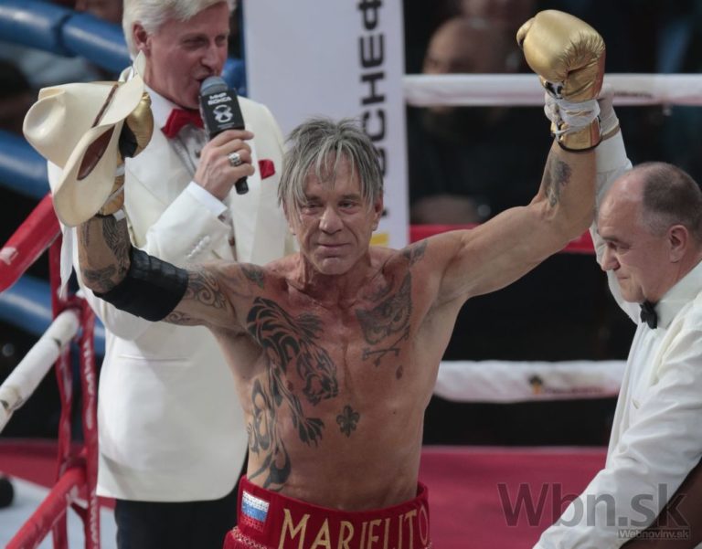 Americký herec Mickey Rourke sa vrátil do ringu