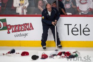 Fanúšikovia hádzali šiltovky na ľad