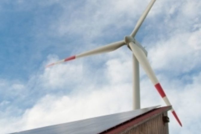 Veterná elektráreň turbína solárny panel slnečná energia OZE