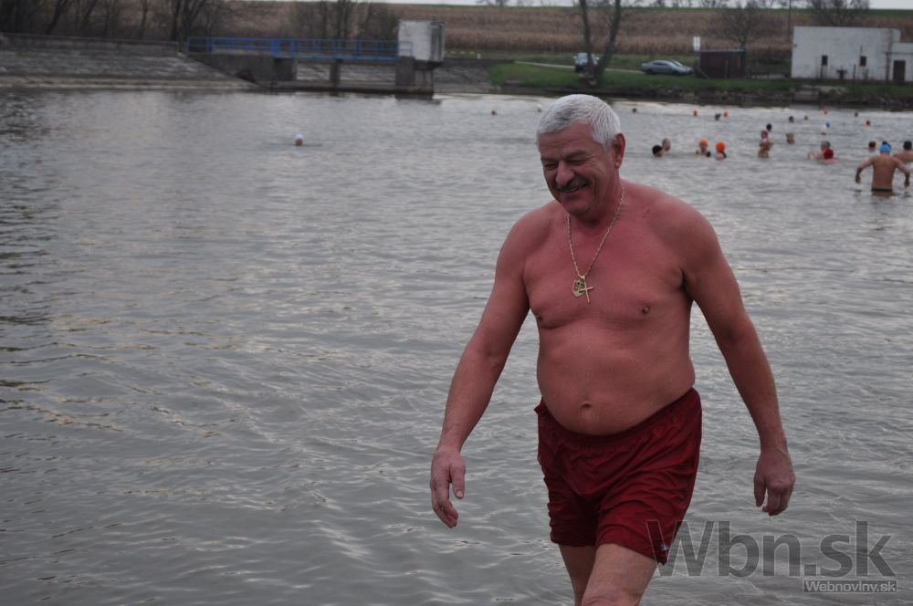Ľadoví medvedi plávali v priehrade