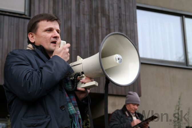Ľudia vyzývajú predsedu parlamentu Pašku, aby odstúpil