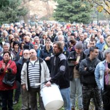 Ľudia vyzývajú predsedu parlamentu Pašku, aby odstúpil