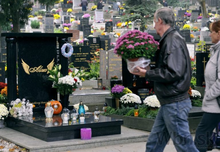 Ľudia zaplnili cintoríny, spomínajú na blízkych