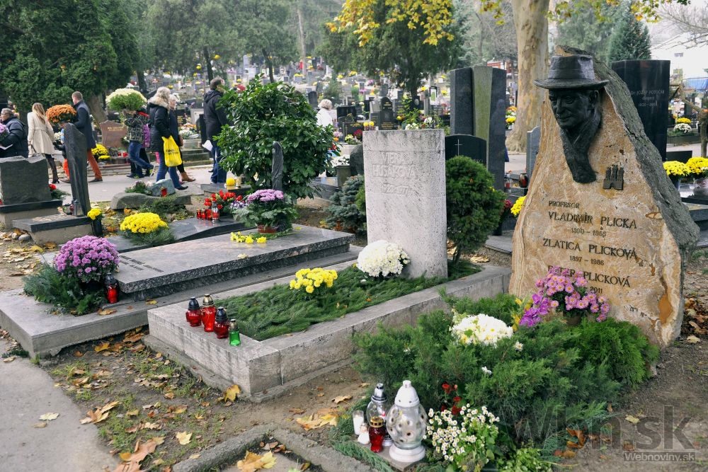 Ľudia zaplnili cintoríny, spomínajú na blízkych