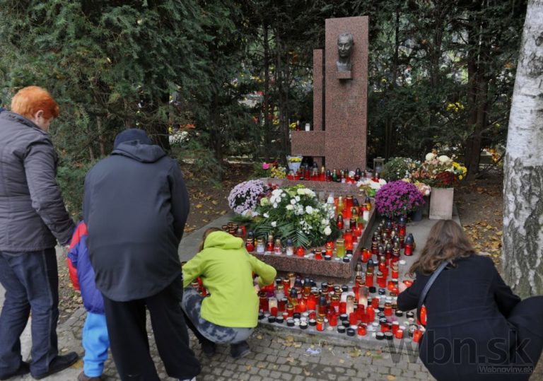 Ľudia zaplnili cintoríny, spomínajú na blízkych