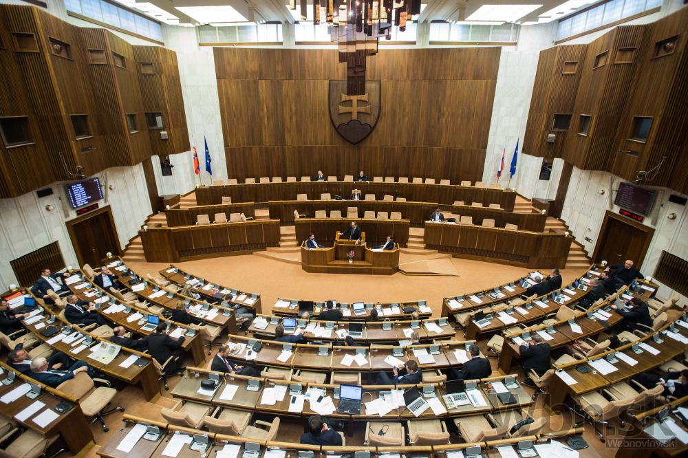 Mimoriadna schôdza parlamentu o vyslovení nedôvery premiérovi Ficovi