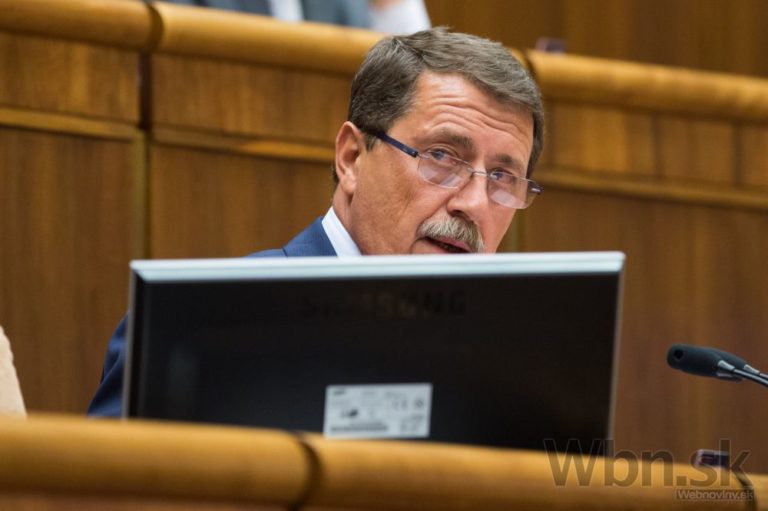 Mimoriadna schôdza parlamentu o vyslovení nedôvery premiérovi Ficovi