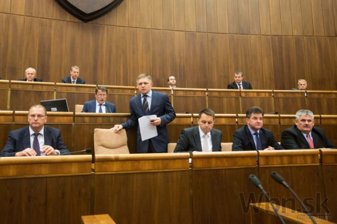 Mimoriadna schôdza parlamentu o vyslovení nedôvery premiérovi Ficovi