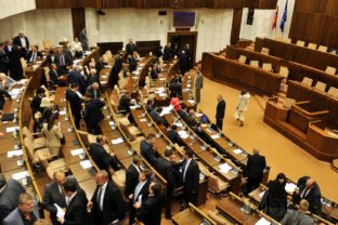 Mimoriadna schôdza parlamentu o vyslovení nedôvery premiérovi Ficovi