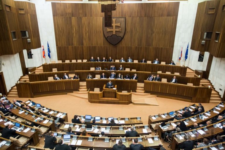Mimoriadna schôdza parlamentu o vyslovení nedôvery premiérovi Ficovi