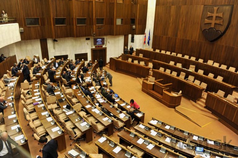 Mimoriadna schôdza parlamentu o vyslovení nedôvery premiérovi Ficovi