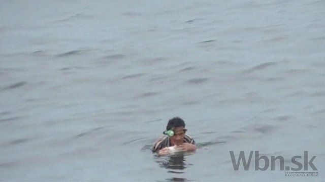 Muž prežil dva dni v oceáne, pridržiaval sa chladiaceho boxu