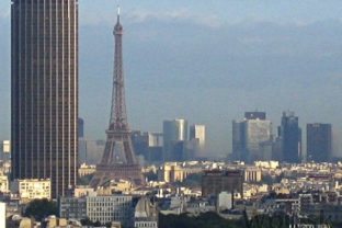 Paríž rozhádala stavba mrakodrapu v tvare sklenenej pyramídy