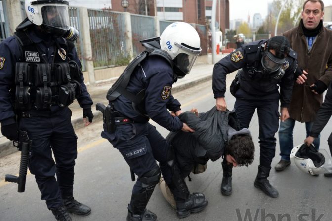 Počas protestov v Turecku zatkli 20 vyše študentov