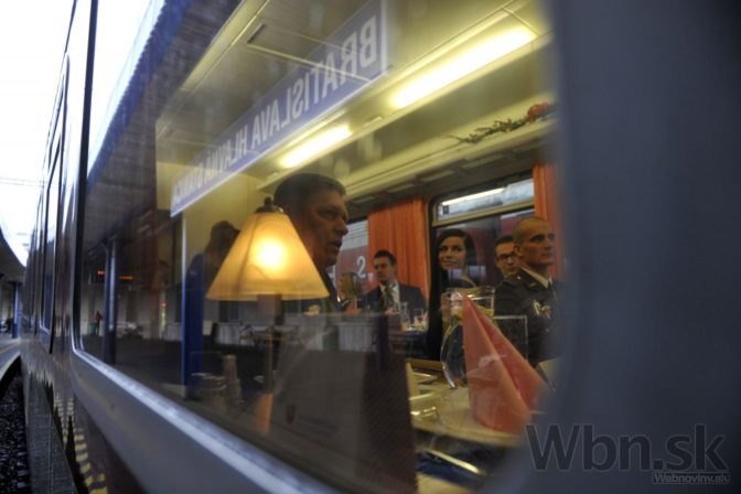 Premiér Robert Fico obedoval vo vlaku so študentmi