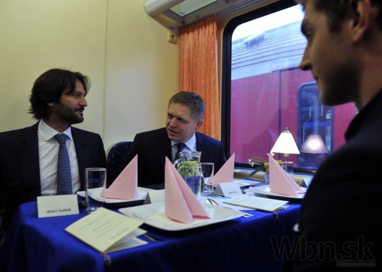 Premiér Robert Fico obedoval vo vlaku so študentmi