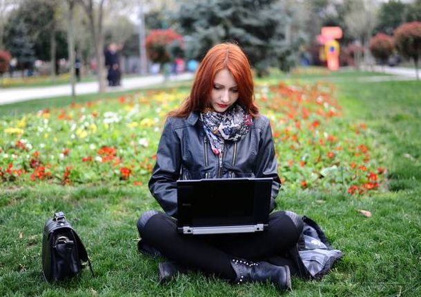 Prestížna univerzita ponúka kurz mrhania časom na internete