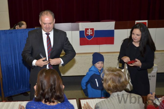 Prezident Kiska s manželkou volili pod Tatrami