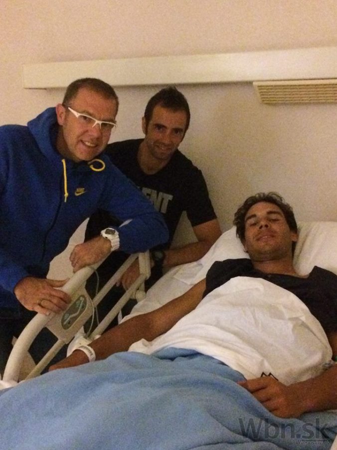 Rafael Nadal cestou pod skalpel nestrácal úsmev