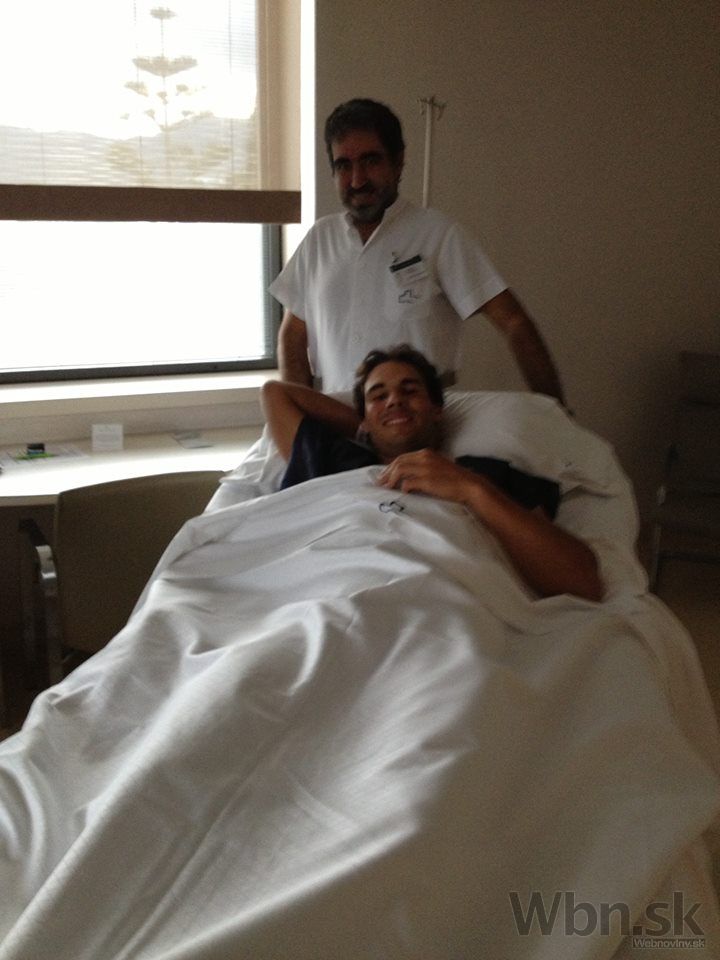Rafael Nadal cestou pod skalpel nestrácal úsmev