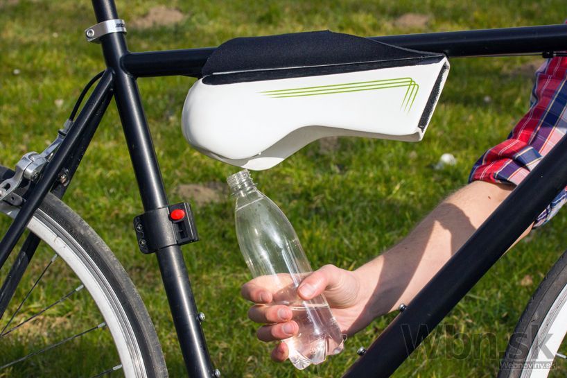 Študent navrhol cyklistickú fľašu, ktorá mení vzduch na pitnú vodu