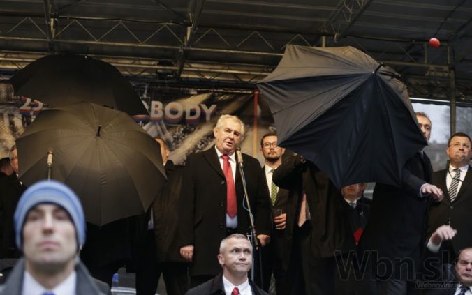 Tisíce Čechov protestovalo proti Zemanovi, ukázali mu červenú kartu