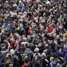 Tisíce Čechov protestovalo proti Zemanovi, ukázali mu červenú kartu