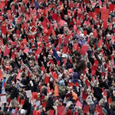 Tisíce Čechov protestovalo proti Zemanovi, ukázali mu červenú kartu