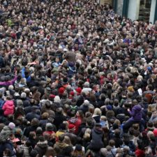 Tisíce Čechov protestovalo proti Zemanovi, ukázali mu červenú kartu