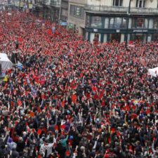 Tisíce Čechov protestovalo proti Zemanovi, ukázali mu červenú kartu