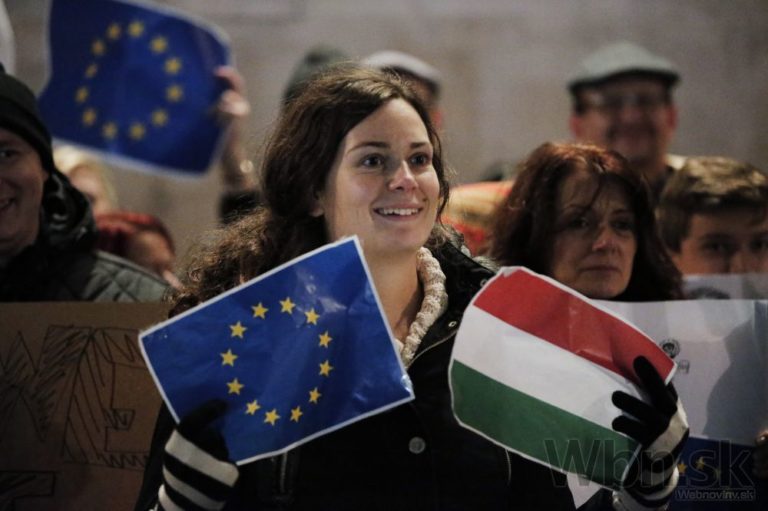 Tisíce Maďarov demonštrovali proti Orbánovej vláde