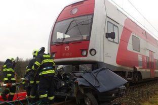 Tragická zrážka v Prešove: Osobný vlak tlačil auto 250 metrov