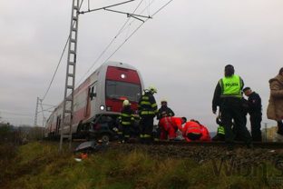 Tragická zrážka v Prešove: Osobný vlak tlačil auto 250 metrov