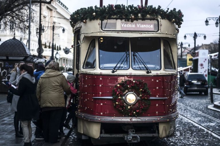 Ulice Bratislavy pred Vianocami rozžiari električka