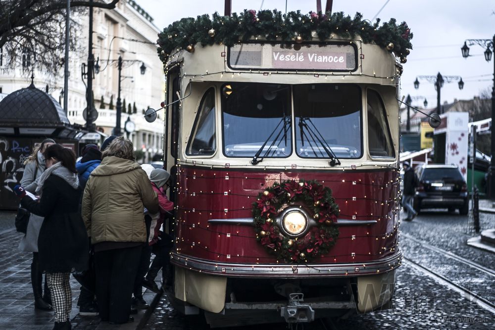 Ulice Bratislavy pred Vianocami rozžiari električka