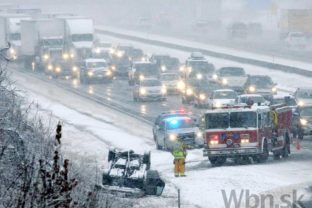 USA sužujú snehové búrky, ľudia zostali uväznení aj v autách