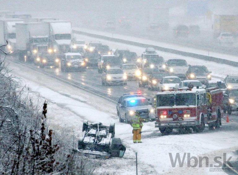 USA sužujú snehové búrky, ľudia zostali uväznení aj v autách