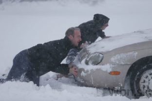 USA sužujú snehové búrky, ľudia zostali uväznení aj v autách