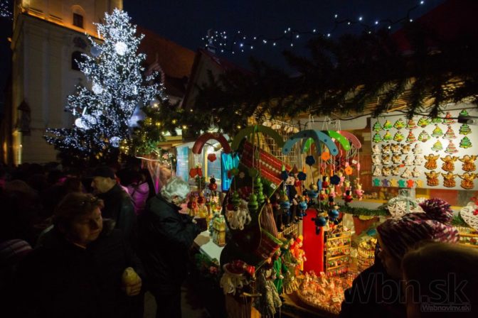 V Bratislave sa začali Vianočné trhy, rozsvietili aj stromček