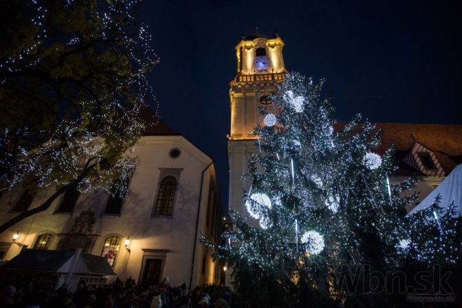 V Bratislave sa začali Vianočné trhy, rozsvietili aj stromček