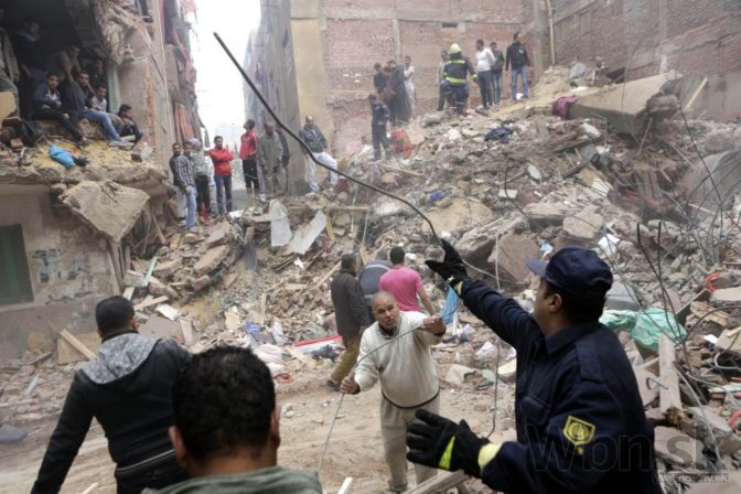 V Káhire sa zrútila budova, obetí pribúda
