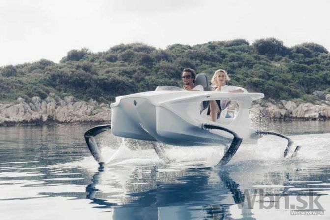 V Slovinsku predstavili vozidlo, ktoré ´lieta´ nad vodou